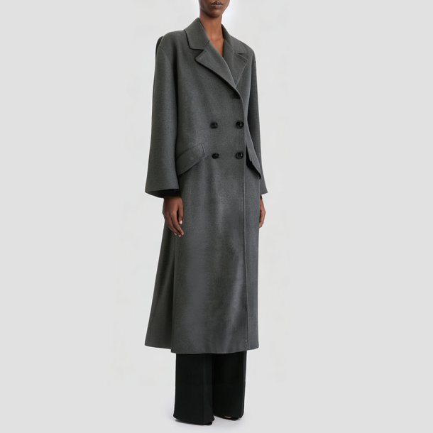 Loose-fitting coat with patch pockets