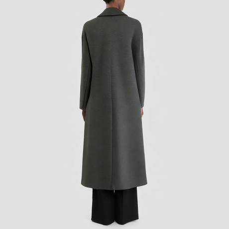 Loose-fitting coat with patch pockets