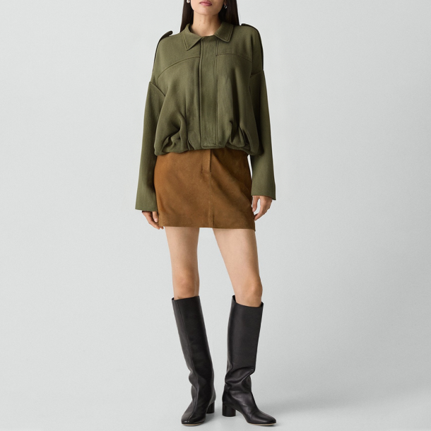 Loose-fitting women's bomber jacket with a lapel collar