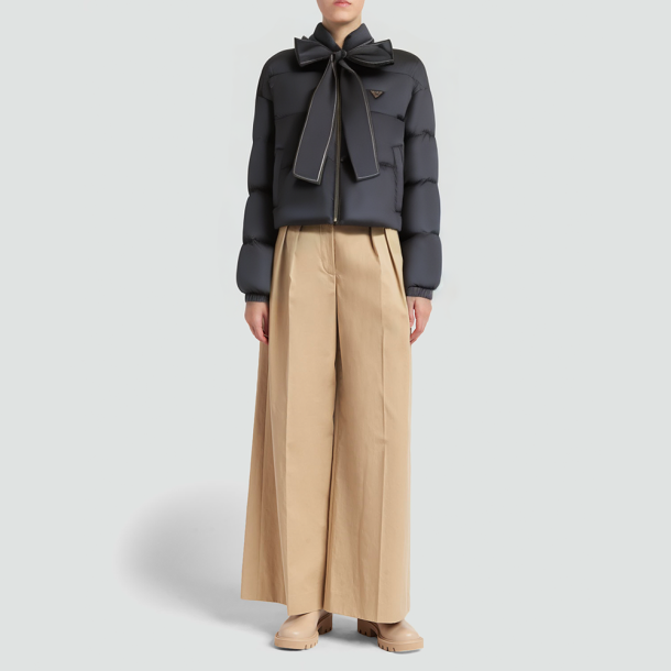 Black short down parka with a bow collar