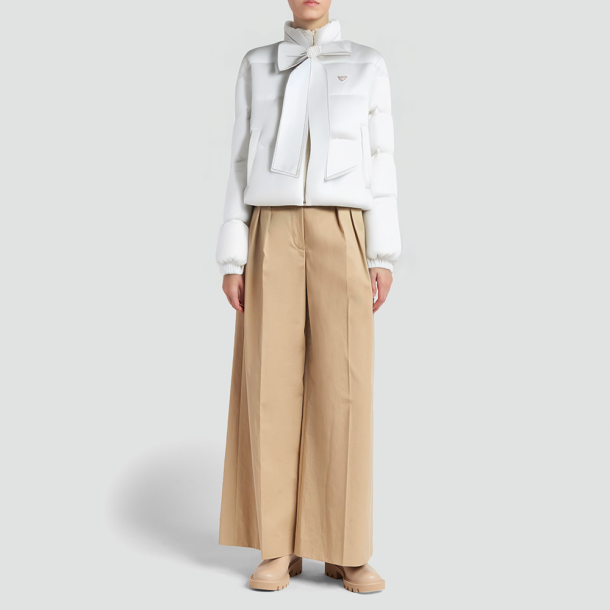 White short down parka with a bow collar